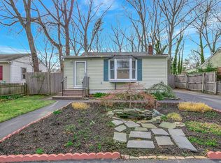 88 Wauwepex Trl, Ridge, NY 11961