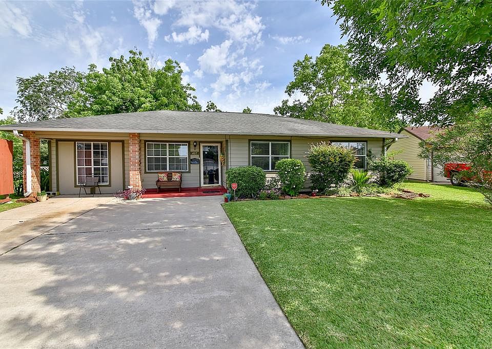 1st image of 407 N Circle Dr