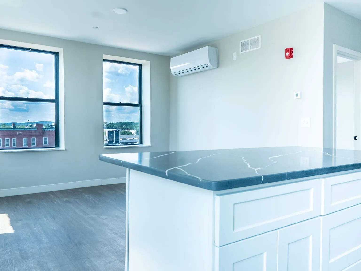 Corner Unit w/ Bright Open Concept! 3rd floor - 1 bed/1 bath - $2395 - Downtown Manchester — Photo 2