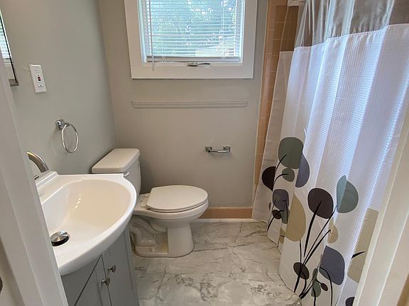 Bathroom. Shower with tub.