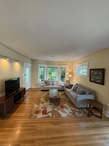 614 Lake Washington Blvd E Photo 1