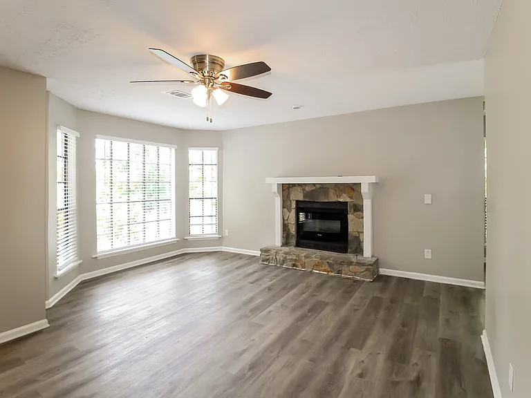 1097 Williamsburg Ln — Photo 6