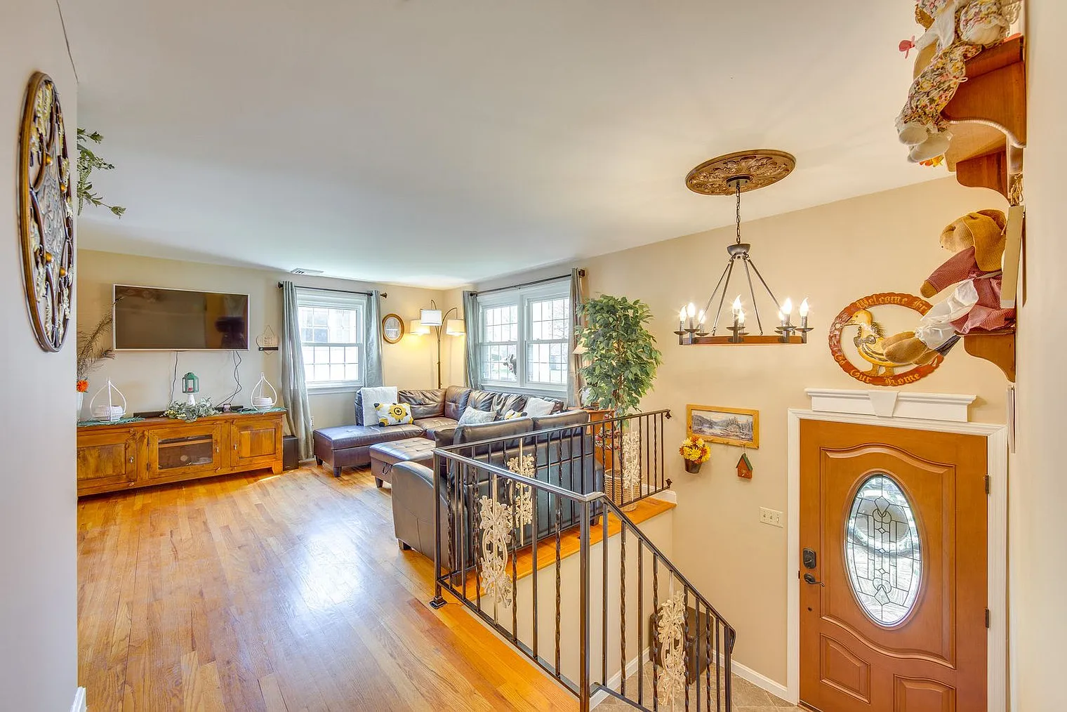 3 bed, 1.0 bath, 1593 sqft, $5,064 — Photo 2