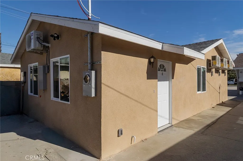 3 bed, 720 sqft, $3,100 — Photo 1