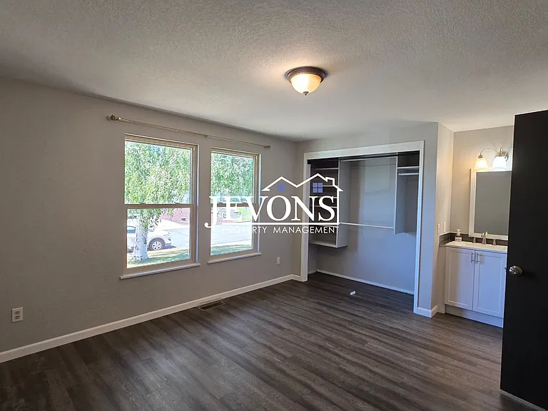 803 S 68th Ave — Photo 9