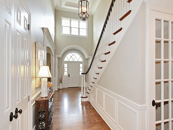 3rd image of 926 Linden Lane