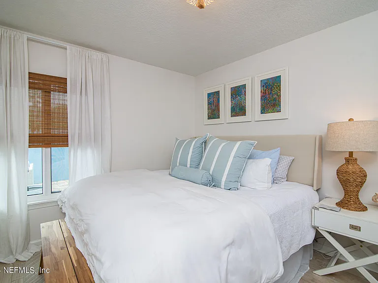 2402 Seagate Ln N — Photo 23