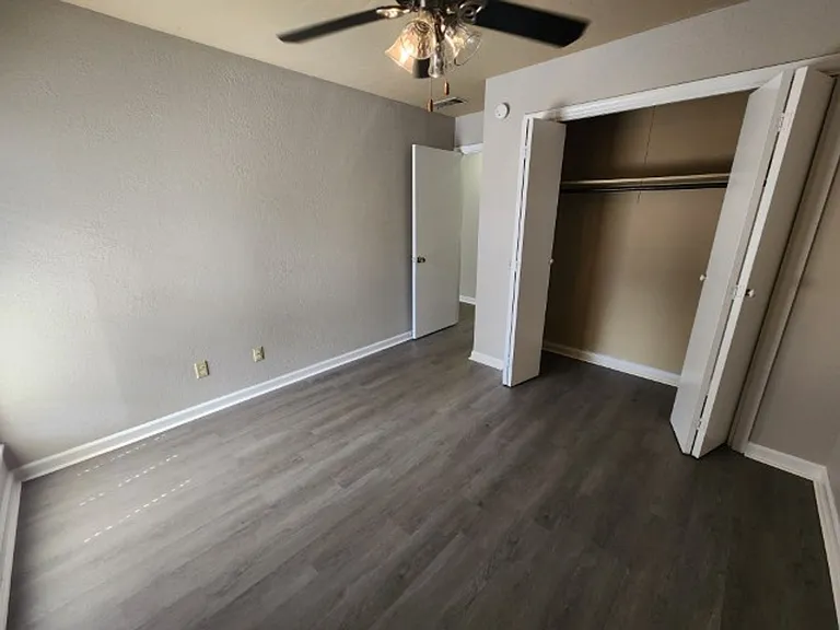 Barton Oaks Apartments — Photo 10