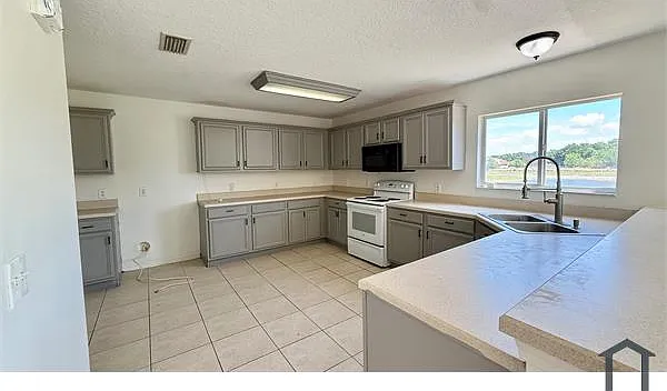 4 bed, 2154 sqft, $2,800 — Photo 2