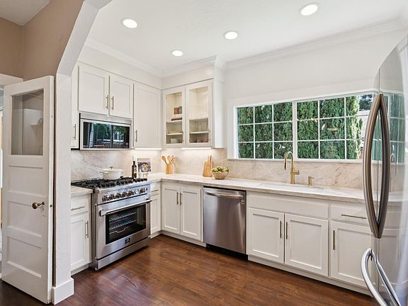 4th image of 1800 Walnut Creek Drive
