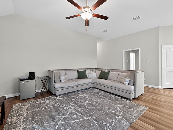 4th image of 905 McCandles Rd