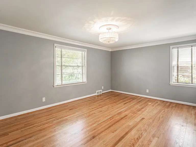 906 Putney St — Photo 27