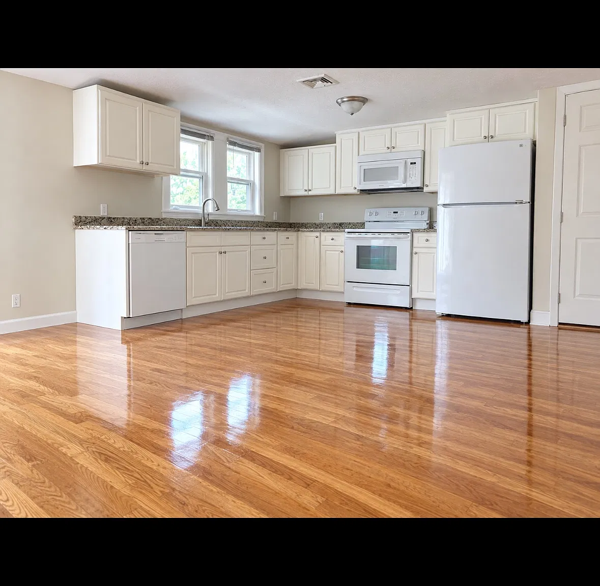 2 bed, 700 sqft, $2,500 — Photo 1