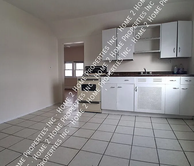 873 Assumption St #4 — Photo 2