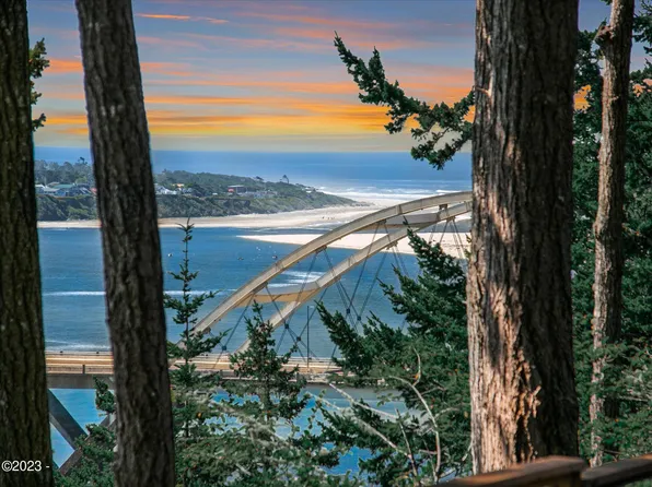 893 NW Highland Dr, Waldport, OR 97394