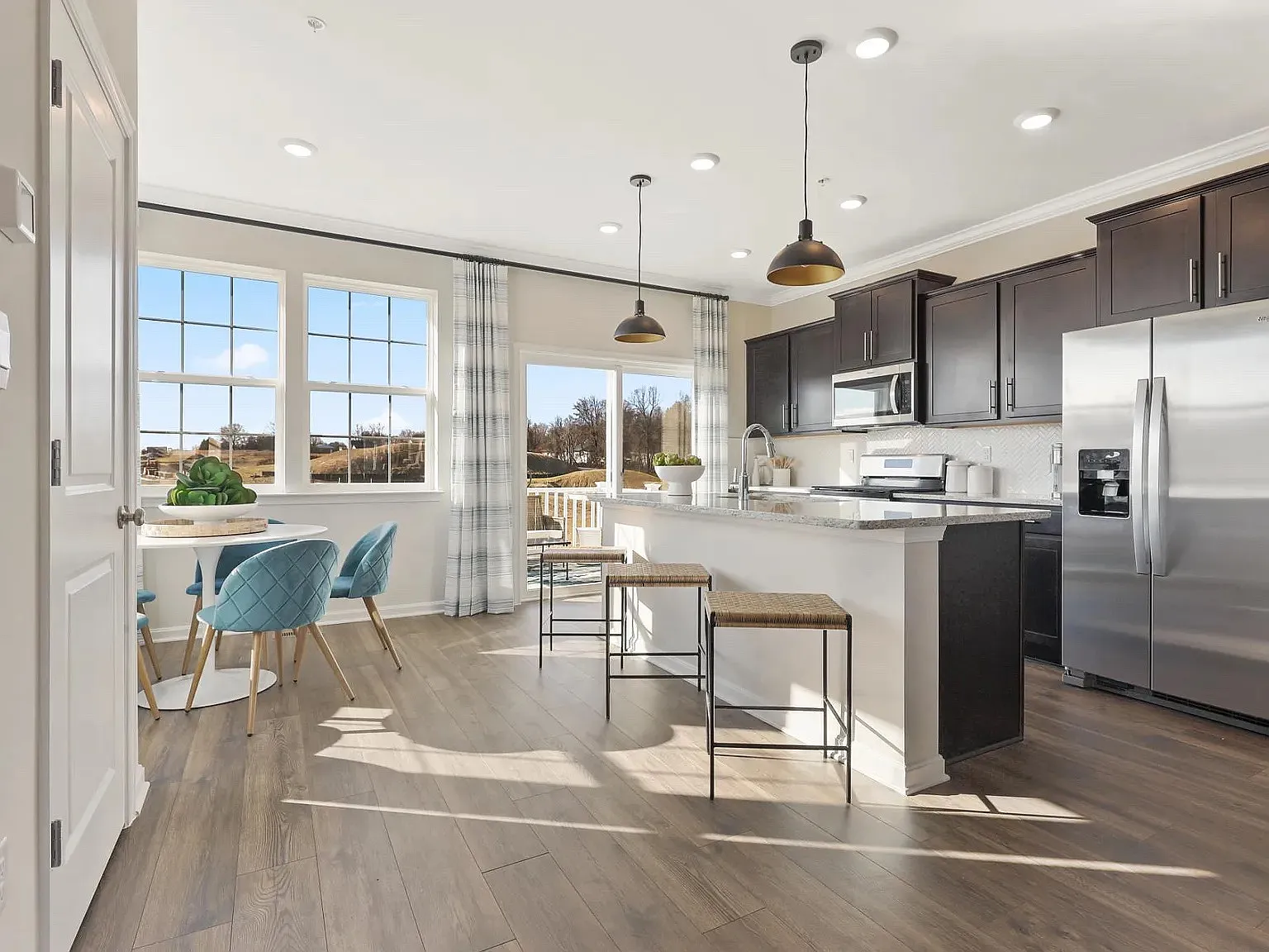4 bed, 3.5 bath, 1970 sqft, $3,200 — Photo 3