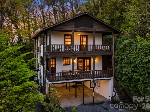 821 Summit Dr, Maggie Valley, NC 28751