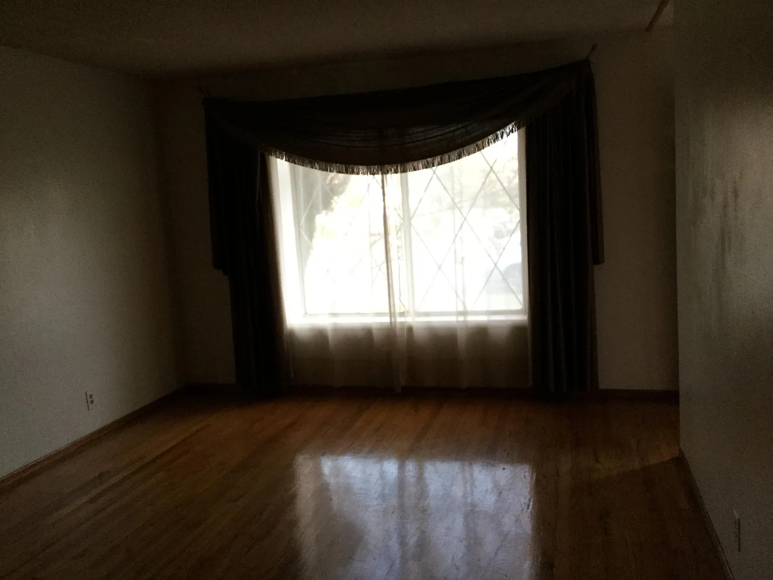 839 E Robinhood Drive — Photo 2