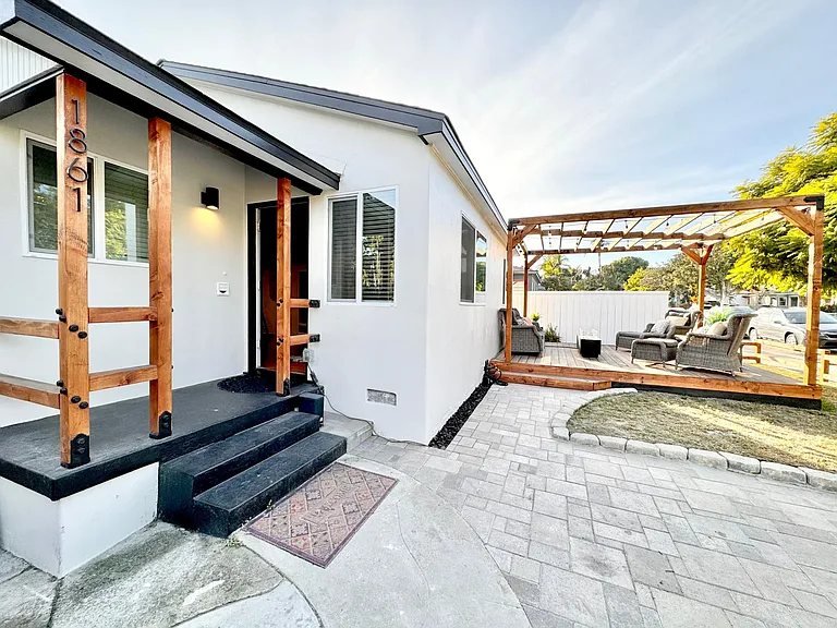 1861 Oliver Ave — Photo 3