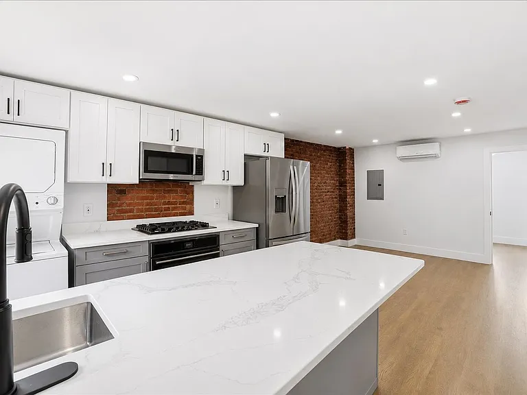 216 6th St #3 — Photo 3