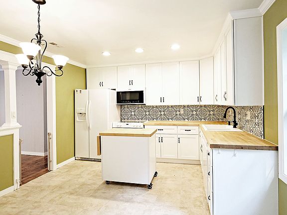 3rd image of 703 Oak Creek Rd