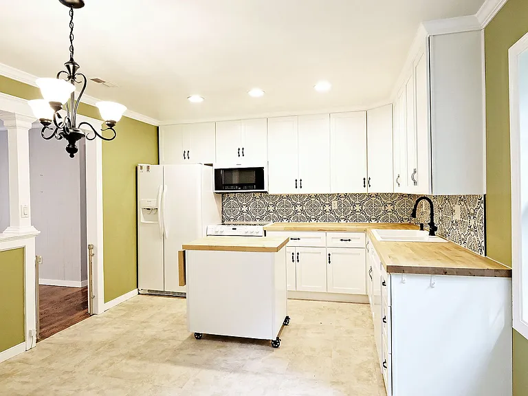 703 Oak Creek Rd — Photo 3