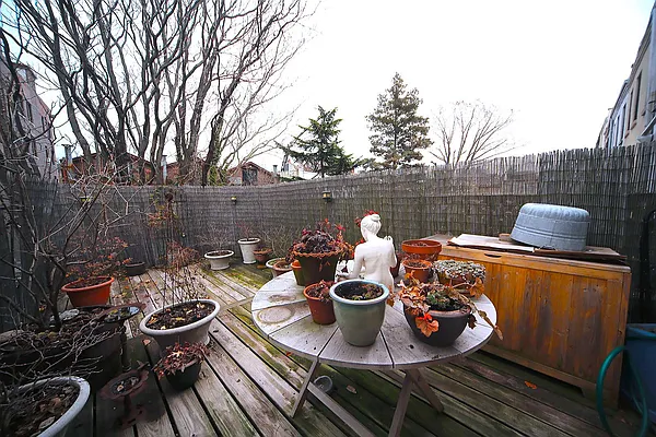 Rented by Metropolitan Realty | media 16