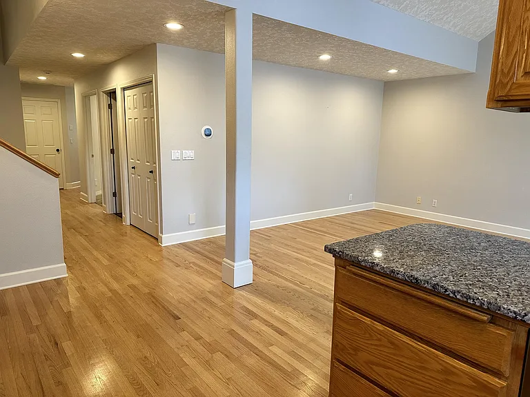330 E College St — Photo 5