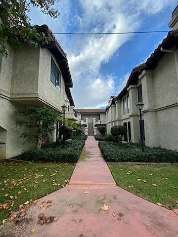 624 W Alondra Blvd — Photo 2