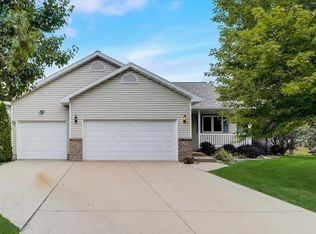908 Lochmoore Dr, Waunakee, WI 53597