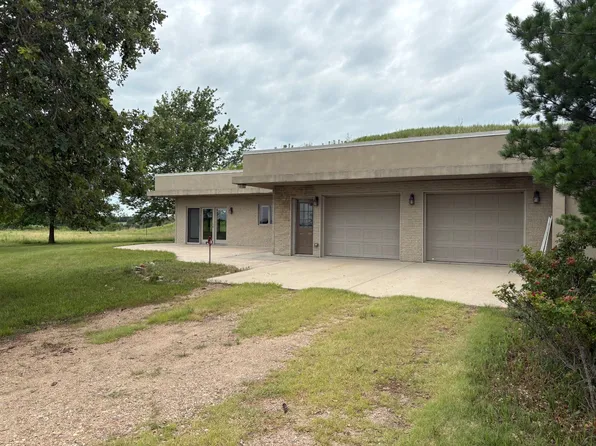 2244 Road 3300, Deweese, NE 68934