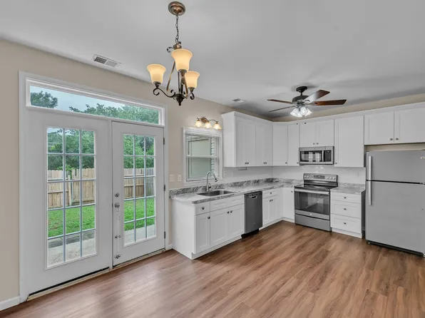 725 Creekside Cres, Chesapeake, VA 23320