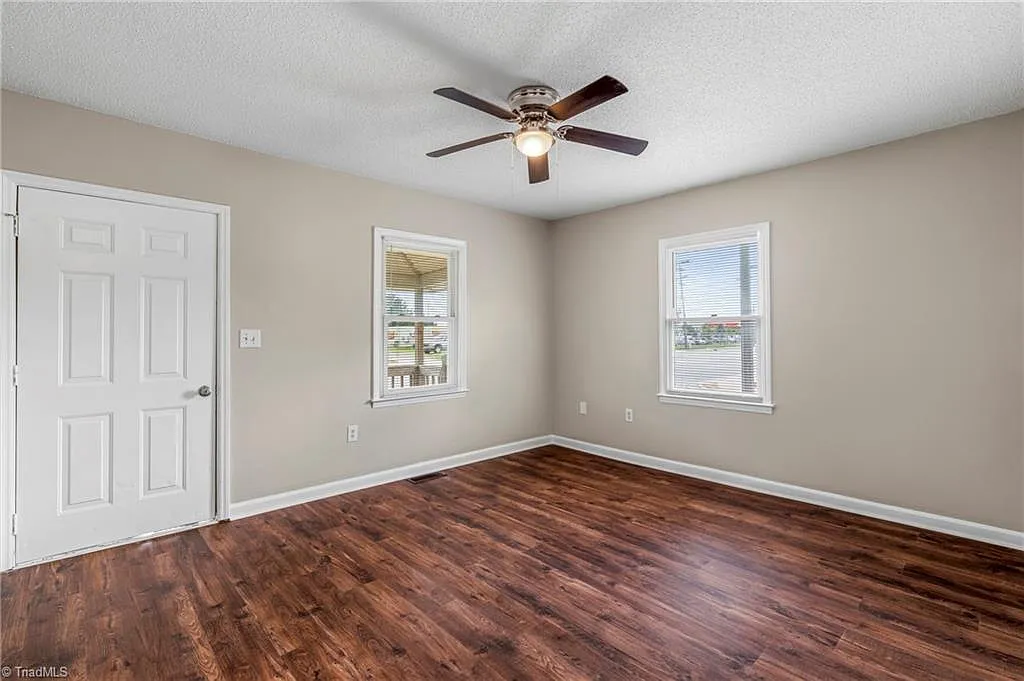 3 bed, 1.0 bath, 1000 sqft, $1,275 — Photo 4