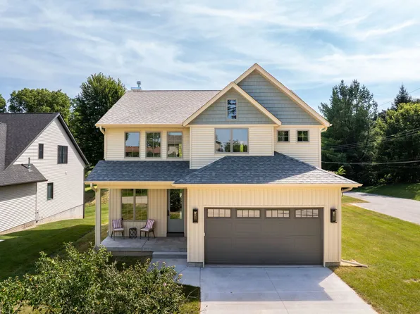 326 Dodge St, Le Claire, IA 52753
