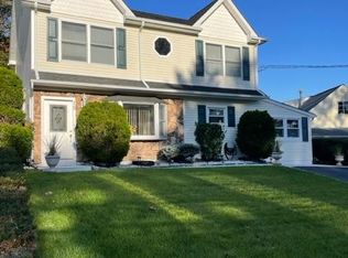 15 Pinetree Dr, Parlin, NJ 08859