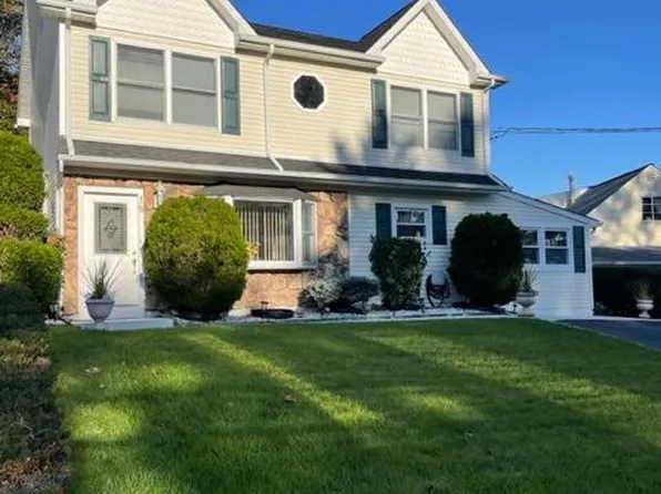 15 Pinetree Dr, Parlin, NJ 08859