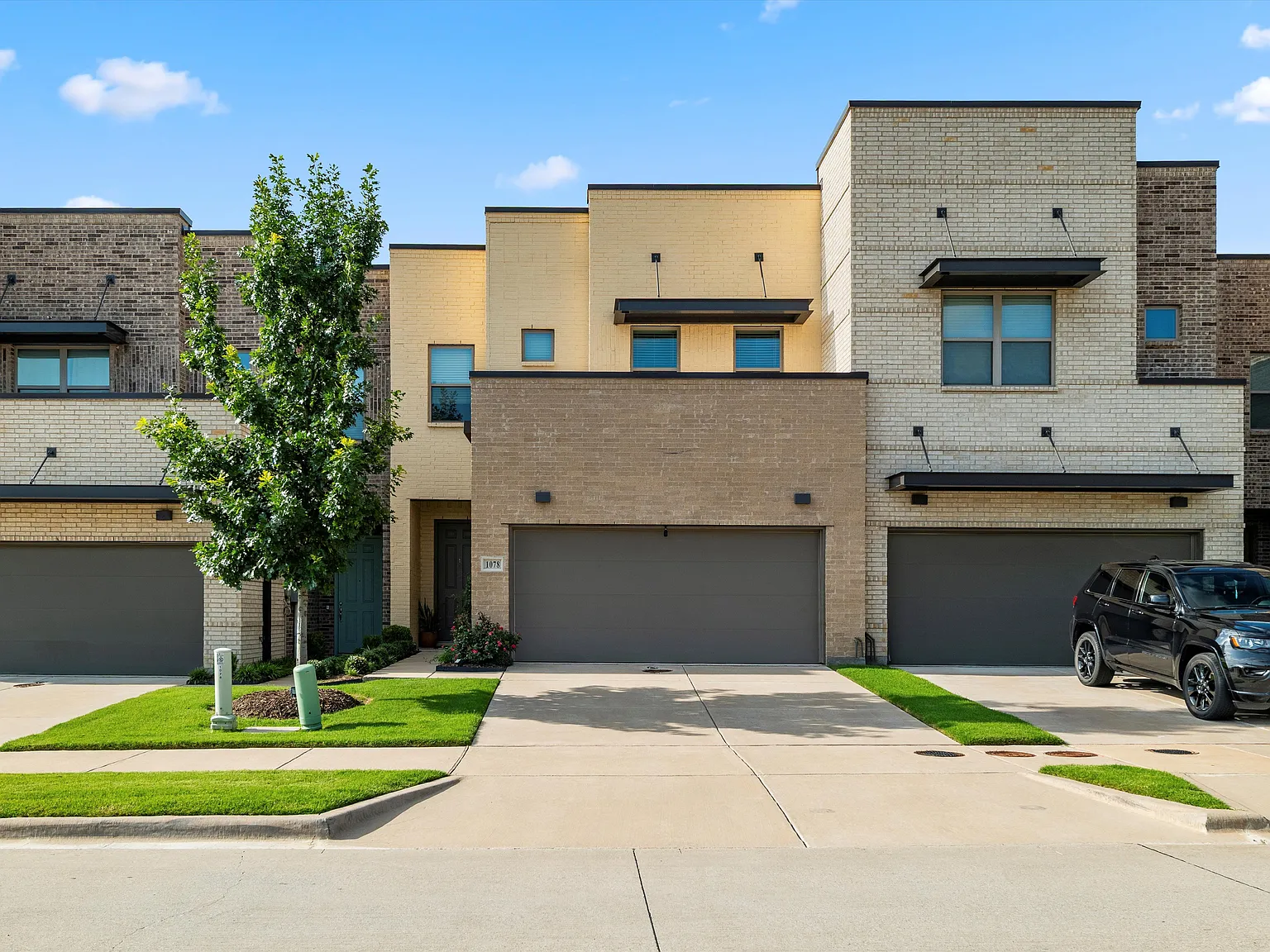 3 bed, 2.5 bath, 2000 sqft, $3,100 — Photo 2