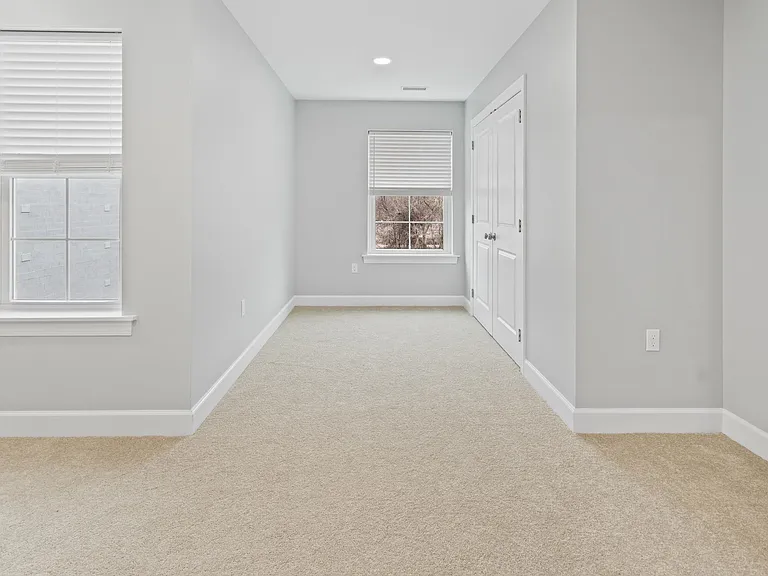 731 E Elm St — Photo 37
