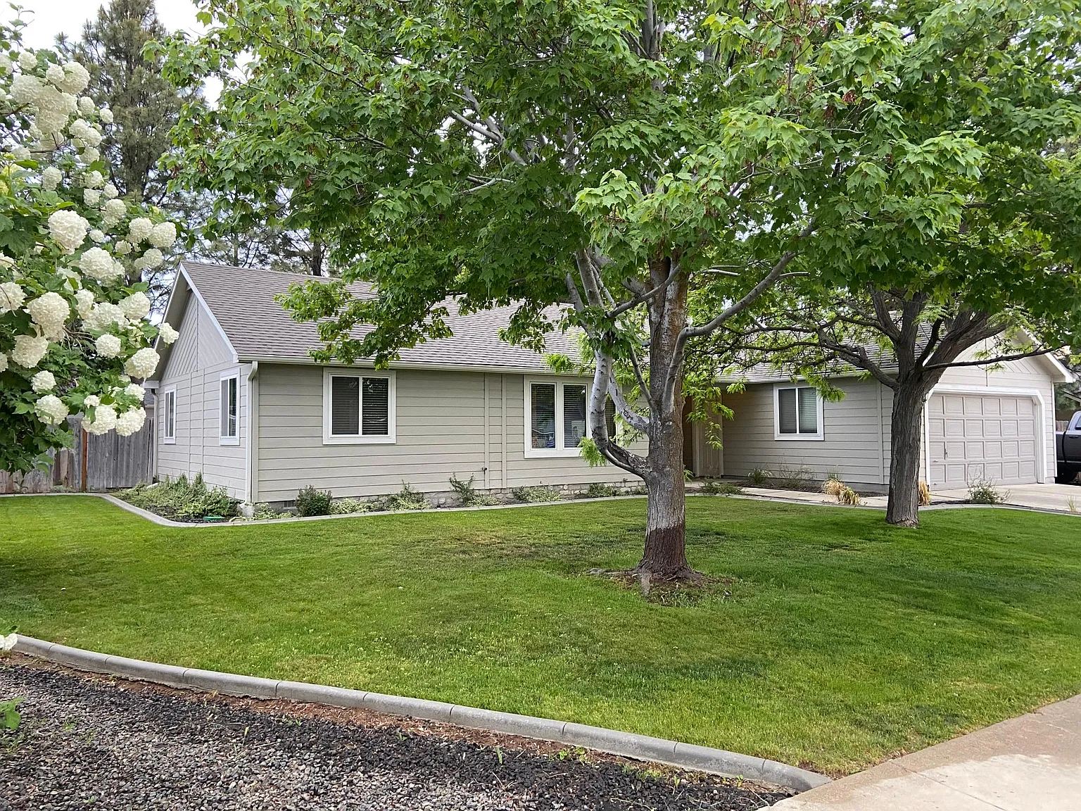 1185 E Chateau Dr — Photo 2