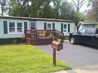 1112 W Creek Dr, Niagara Falls, NY 14304