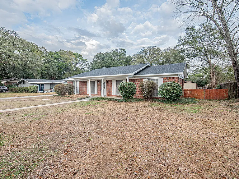 4361 Montclair Cir E — Photo 3