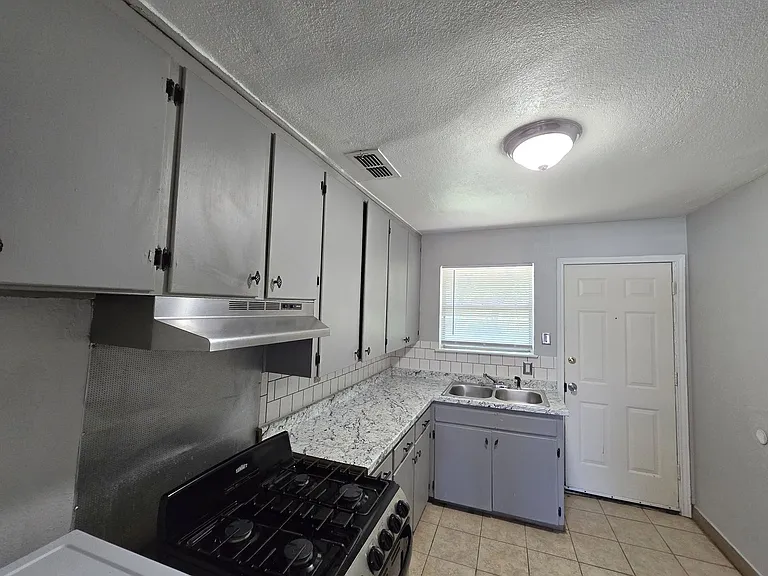 212 E Valley Rd — Photo 16