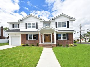 973 Fenworth Blvd, Franklin Square, NY 11010