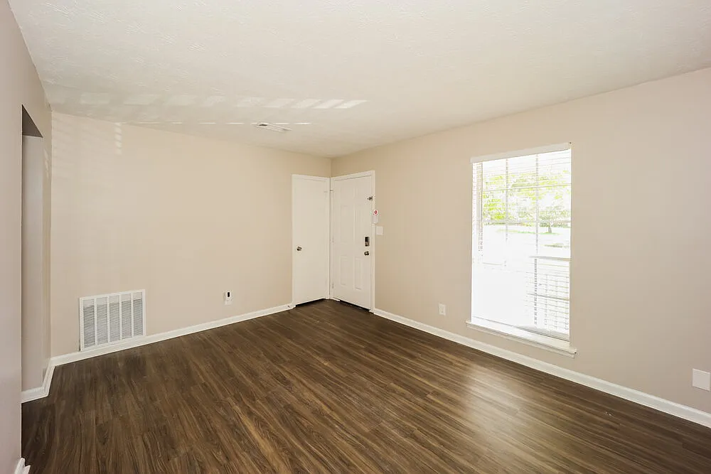 3 bed, 1.5 bath, 1056 sqft, $2,070 — Photo 4