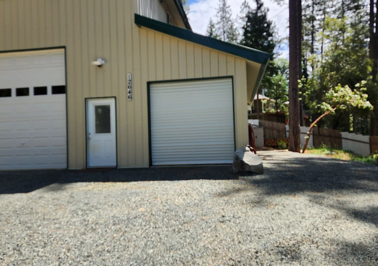 F12646 — Photo 2