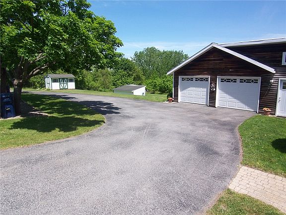 2nd image of 1014 Cornwall Rd