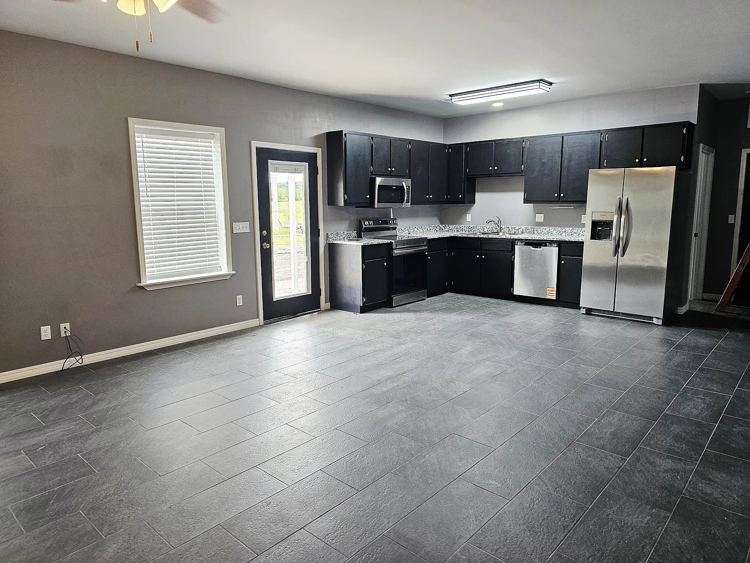 2 bed, 1000 sqft, $1,300 — Photo 2