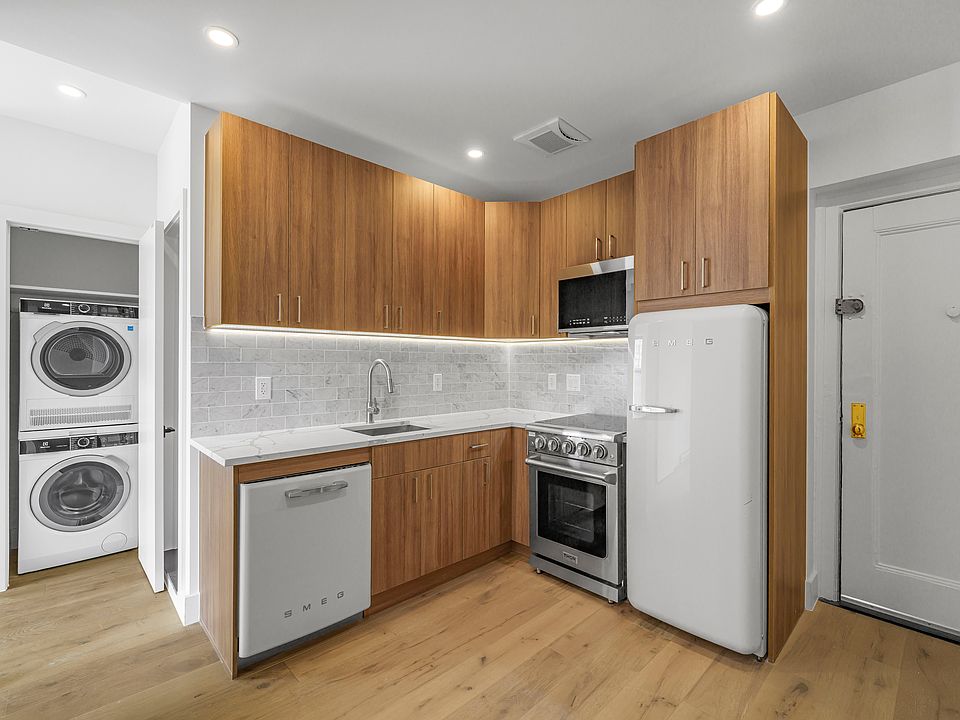 1st image of 82-86 W Washington Pl #2E