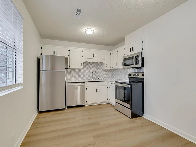506 Morton Ave — Photo 6