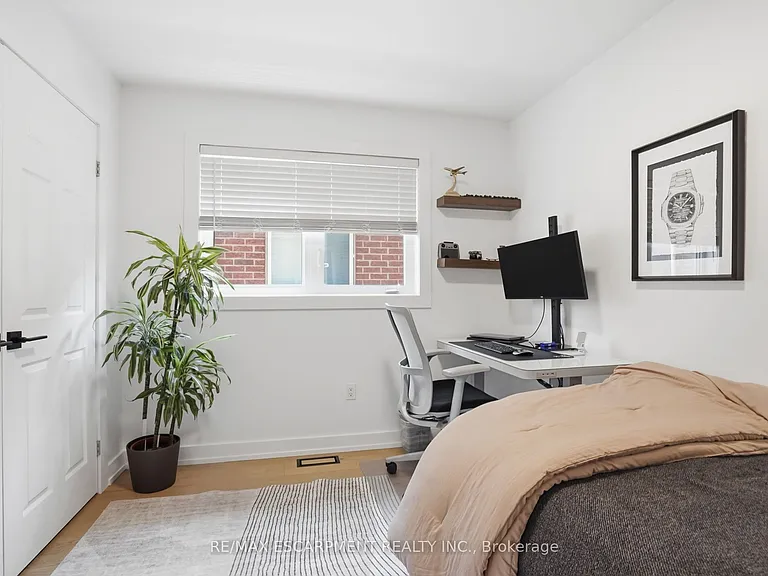 111 Greenstem Cres — Photo 31